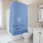 Elegant Monogram & Namen Lichtblauw Grijs Zwart Douchegordijn<br><div class="desc">Maakt een mooi huwelijkscadeau. Elegant Monogram & Namen Lichtblauw Grijs Zwart Douchegordijn. Elegante gepersonaliseerde lichtblauwe en lichtgrijze monogram Douchegordijn. Cool klassiek script voor het monogram initiaal, de namen van de bruid en bruidegom en de trouwdatum op een lichtblauwe achtergrond. Heerlijk handig cadeau voor pasgetrouwden, of mooi voor je eigen badkamer....</div>