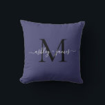 Elegant Monogram Navy Blauwe Script Namen Trouwen Kussen<br><div class="desc">Chique kussen met monogram en namen in witte elegante handgeschreven kalligrafie en zwarte moderne typografie op een navyblauwe achtergrond. Voeg eenvoudig uw namen en monogram toe. Exclusief ontworpen voor u door Happy Dolphin Studio. Als u hulp nodig heeft of bijpassende producten, neem dan contact met ons op via happydolphinstudio@outlook.com. Wij...</div>