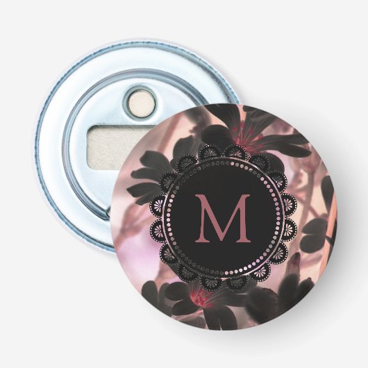 Elegant Monogram Paarse Bloemen Button Flesopener (Voorkant)