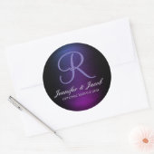 Elegant monogram Paarse en zwarte Ronde Sticker (Envelop)