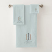 Elegant monogram pastel aqua blauw bad handdoek (Insitu)