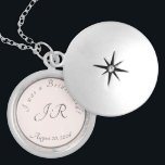 Elegant monogram perzik en grijs marmer locket ketting<br><div class="desc">Ontwerp voorkant heeft een elegante perzik en grijs getinte "marmering" effect als achtergrond van de vorm met initialen van bruid en bruidegom. Uw boodschap van dankbaarheid en de datum van de bruiloft omcirkelt ontwerp. De verschijning van gevoelige linten bedekken het ontwerp. Ontworpen om de "Peach and Grey Marble Wedding Suite...</div>