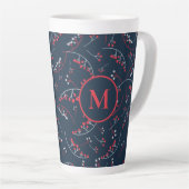 Elegant monogram rode marineblauwe bessen patroon latte mok (Rechterhoek)