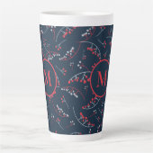 Elegant monogram rode marineblauwe bessen patroon latte mok (Voorkant)