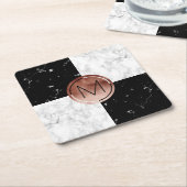 Elegant monogram roos gouden zwarte witte marmer kartonnen onderzetters (Schuin)
