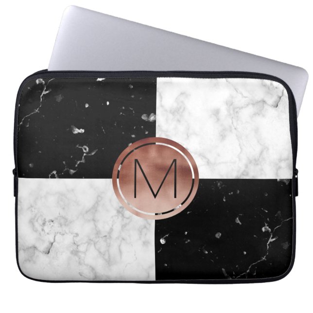 Elegant monogram roos gouden zwarte witte marmer laptop sleeve (Voorkant)