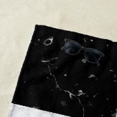 Elegant monogram roos gouden zwarte witte marmer strandlaken (In situ)