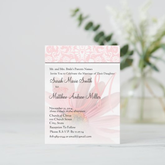 Elegant Monogram Roze Daisy bruiloft uitnodiging (Staand voorkant)