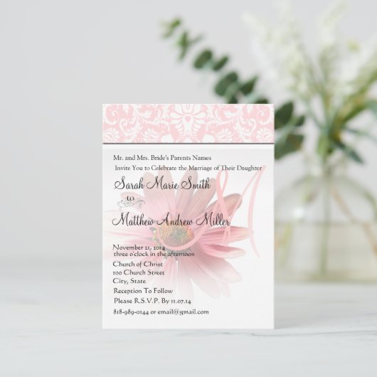 Elegant Monogram Roze Daisy bruiloft uitnodiging (Staand voorkant)