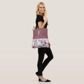 Elegant Monogram Roze en Paarse Floral Botanisch Tote Bag (Op model)
