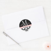 Elegant Monogram Roze Zwart Swirls Bruiloft Seal Ronde Sticker (Envelop)
