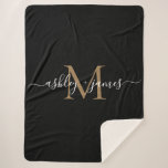 Elegant Monogram Script Namen Zwart Goud Pas getro Sherpa Deken<br><div class="desc">Chique, moderne en eenvoudige monogrammed sherpa deken met uw namen en monogram in wit elegante handgeschreven script kalligrafie en goud moderne typografie op een zwarte achtergrond. Dit stijlvolle ontwerp is een perfecte souvenir luxe cadeau voor het pasgetrouwde paar. Als u hulp of bijpassende producten nodig heeft, neem dan contact met...</div>