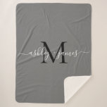 Elegant Monogram Script Namen Zwart Grijs Pas getr Sherpa Deken<br><div class="desc">Chique, moderne en eenvoudige monogrammed sherpa deken met uw namen en monogram in wit elegante handgeschreven script kalligrafie en zwarte moderne typografie op een grijze achtergrond. Dit stijlvolle ontwerp is een perfecte souvenir luxe cadeau voor het pasgetrouwde paar. Als u hulp of bijpassende producten nodig heeft, neem dan contact met...</div>