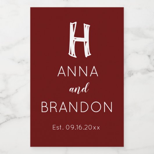 Elegant Monogram Script Weddenschap Burgundy Red Wijn Etiket (Enkel label)