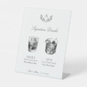 Elegant Monogram Signature Drinken Bruiloft Reclamebord Met Voetstuk (Voorkant)