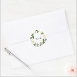 Elegant Monogram Simple White Daisy Floral Wedding Ronde Sticker<br><div class="desc">Elegant floral bruiloft sticker met een eenvoudige lay-out die uw monogram bevat in een waterverf,  geschilderd met witte mazen. Deze moderne trouwende sticker met dagbloemen is geweldig voor huwelijksfeesten of als envelopzegels.</div>