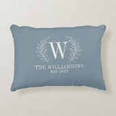 Elegant Monogram Stoffig Blauw Familienaam Accent Kussen (Voorkant)