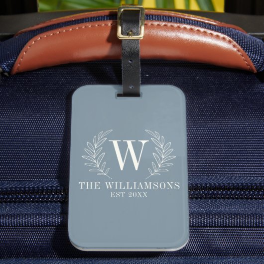 Elegant Monogram Stoffig Blauw Familienaam Bagagelabel (Voorkant Insitu 2)