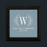 Elegant Monogram Stoffig Blauw Familienaam Cadeaudoosje<br><div class="desc">Deze stoffige blauw-witte geschenkdoos is versierd met een laurierbladmonogram en jouw naam- en trouwdatum. Geweldig voor bruiloft en jubileumgeschenken. Personaliseer het met uw Initiaal,  naam en trouwdatum. Wordt geleverd in verschillende kleuren. Ontworpen voor u door blackberry Boulevard.</div>