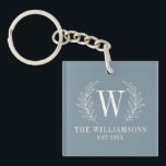 Elegant Monogram Stoffig Blauw Familienaam Sleutelhanger<br><div class="desc">Deze stoffige blauw-witte sleutelhanger is versierd met een laurierbladmonogram en jouw naam- en trouwdatum. Een  aanvulling op uw interieur. Maakt een geweldige plek voor bruiloften en jubilea. Personaliseer het met uw Initiaal,  naam en trouwdatum. Wordt geleverd in verschillende kleuren. Ontworpen voor u door blackberry Boulevard.</div>