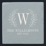 Elegant Monogram Stoffig Blauw Familienaam Stenen Onderzetter<br><div class="desc">Dit stoffige blauw-witte onderzetter is versierd met een laurierbladmonogram en jouw naam- en trouwdatum. Geweldig voor bruiloft en jubileumgeschenken. Personaliseer het met uw Initiaal,  naam en trouwdatum. Wordt geleverd in verschillende kleuren. Ontworpen voor u door blackberry Boulevard.</div>