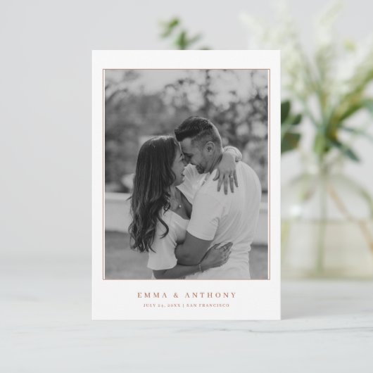 Elegant Monogram Terracota Bruiloft Save The Date (Staand voorkant)