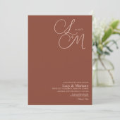 Elegant Monogram Terracotta Trouwscript Kaart (Staand voorkant)