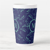 Elegant monogram turquoise green berry patroon latte mok (Voorkant)