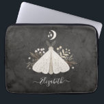 Elegant  monogram vlinderlaptophoes laptop sleeve<br><div class="desc">Een ,  mystieke mothapelhoes van de bohemen. Een mooie hemelsteen met bladeren in de kleur van de aardtoon. Pas het aan met jouw naam aan de voorkant van de laptop. Ontworpen voor jou door Blackberry Boulevard. Andere Mystical Moths design zijn verkrijgbaar in de winkel.</div>