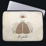 Elegant  monogram vlinderlaptophoes laptop sleeve<br><div class="desc">Een ,  mystieke mothapelhoes van de bohemen. Een mooie hemelsteen met bladeren in de kleur van de aardtoon. Pas het aan met jouw naam aan de voorkant van de laptop. Ontworpen voor jou door Blackberry Boulevard. Andere Mystical Moths design zijn verkrijgbaar in de winkel.</div>
