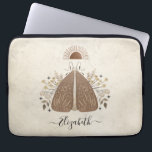 Elegant  monogram vlinderlaptophoes laptop sleeve<br><div class="desc">Een ,  mystieke mothapelhoes van de bohemen. Een mooie hemelsteen met bladeren in de kleur van de aardtoon. Pas het aan met jouw naam aan de voorkant van de laptop. Ontworpen voor jou door Blackberry Boulevard. Andere Mystical Moths design zijn verkrijgbaar in de winkel.</div>