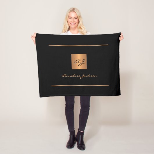 Elegant monogram zwart goud naam script modern fleece deken (In situ)