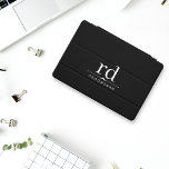 Elegant Monogram Zwart-wit Groomsmen Gift iPad Pro Cover<br><div class="desc">Op zoek naar een praktisch en stijlvol groomsmancadeau? Kijk niet verder dan deze geavanceerde iPad cover, met zwarte en witte Classic Monogram Initialen. Dankzij het stijlvolle ontwerp en de materialen van hoge kwaliteit is het de perfecte aanvulling op elke werkruimte of reistas. Of je nu op zoek bent naar de...</div>