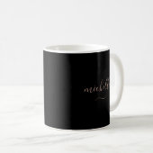 Elegant Monogram Zwarte Gouden Script Naam met kru Koffiemok (Voorkant rechts)
