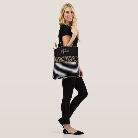 Elegant Monogram zwarte Leopard Animal Print Tote Bag (Op model)