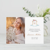 Elegant Monogrammed crest Afstuderen Aankondiging (Staand voorkant)