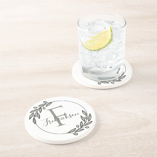 Elegant Monogrammed Initial Wreath Table Protectio Zandsteen Onderzetter (Zijkant)