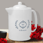 Elegant Monogrammed Name Modern Wreath Dusty Blue Theepot<br><div class="desc">Pas uw keuken aan met onze elegante monogrammed naam en een initiaal-neutraal dusty blauw & wit design met een unieke laurel en aangepaste tekstoptie. Alle kleuren in dit ontwerp, met inbegrip van het grote afbeelding, kunnen met het Zazzle-ontwerpgereedschap in elke kleur van uw keuze worden gewijzigd. Het speciale vector grafische...</div>