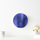 Elegant Monogrammed Navy Blue Brushed Metallic Ronde Klok (Huis)