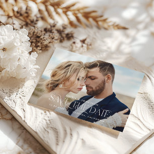 Elegant moody dark floral modern herfst winterfoto save the date