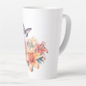 Elegant Mooie Bloem- en Vlinderontwerp Latte Mok (Rechterhoek)