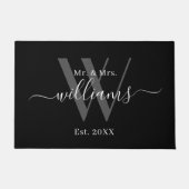 Elegant Mr en Mrs Black Grey Monogram Name Script Deurmat (Voorkant)