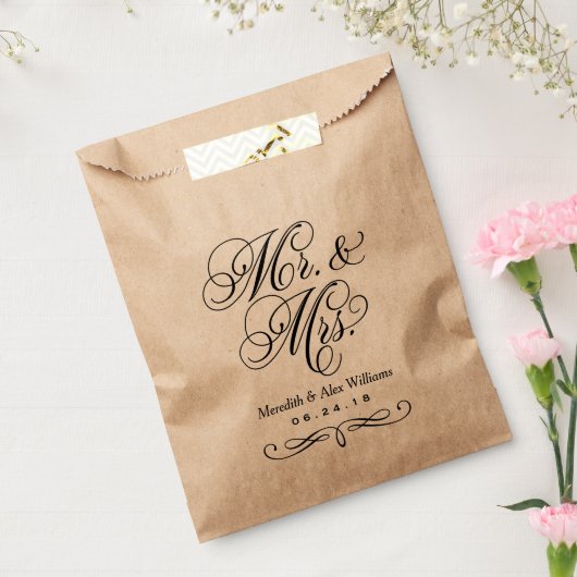 Elegant Mr en Mrs Black Script Custom Monogram Bedankzakje (Gezegeld)