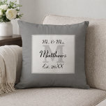 Elegant Mr en Mrs-monogram Kussen<br><div class="desc">Een elegant Mr. & Mrs.-monogramontwerp voor uw huis. Koop als huwelijkscadeau (samen met de rest van de Mr & Mrs-huwelijkscadeauscollectie).</div>