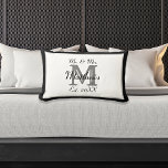 Elegant Mr en Mrs Naam Black Pas getrouwd Monogram Kussen<br><div class="desc">Een eenvoudige maar elegante zwart-wit Mr & Mrs Monogrammed Bruiloft Lumbaal Kussen Keepsake. Pas met de Achternaam en het Initiaal van de Pas getrouwd aan. U kunt personaliseren voor uw hele bruidsfeest! Gepersonaliseerde cadeaus voor koppels - maakt een geweldig huwelijks- of jubileumcadeau. Omkeerbaar zwart-wit chic ontwerp.</div>