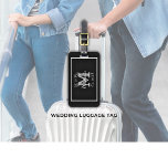 Elegant Mr. en Mrs. Naam Black Wedding Bagagelabel<br><div class="desc">Een eenvoudige maar elegante zwart-wit Mr & Mrs Monogrammed Wedding BAGAGELABEL voor bruid en bruidegom's nieuwe getrouwde leven & naam. Pas met de Achternaam en het Initiaal van de Pas getrouwd aan. Kondig uw nieuw getrouwde status aan de wereld!</div>