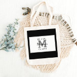 Elegant Mr. en Mrs. Naam Black Wedding Tote Bag<br><div class="desc">Een eenvoudige maar elegante zwart-wit Mr & Mrs Monogrammed Wedding Canvas tas. Pas met de Achternaam en het Initiaal van de Pas getrouwd aan. U kunt personaliseren voor uw hele bruidsfeest! Gepersonaliseerde cadeaus voor koppels - maakt een geweldig huwelijks- of jubileumcadeau.</div>