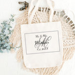Elegant Mr. en Mrs. Naam Black Wedding Tote Bag<br><div class="desc">Een eenvoudige maar elegante zwart-wit Mr & Mrs Monogrammed bruiloft Canvas tas. Aanpassen met de achternaam en het Initiaal van de Pas getrouwd. U kunt uw hele bruidsfeest personaliseren! Gepersonaliseerde geschenken voor koppels - maakt een geweldig huwelijkscadeau of verjaardagscadeau. Scriptbelettering.</div>