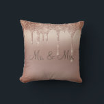 Elegant Mr. & Mrs Bruin Glitter Bruiloft Aandenken Kussen<br><div class="desc">Mooie bronzen satijnen glinsterende "Mr. & Mrs." "Ik hou van jou" kussen.  Hoe mooi zou dit zijn op een bed of chaise longue in een slaapkamer.  De ene kant is voor de nieuwe Mr. en Mrs.  De andere kant heeft "Ik Hou Van Jou" typografie.</div>