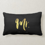 Elegant Name Faux Gold Mr Black Stripes Kussen<br><div class="desc">Pillow met "Mr." in faux gouden borstelscript tegen zwarte strepen patroonachtergrond. Ideaal voor nieuwigheden of verjaardagen. Pas het aan door de placeholder tekst te vervangen. Klik op de knop "Aanpassen" voor meer opties zoals het wijzigen van het lettertype en de grootte van het lettertype. *Gelieve te merken op dat het...</div>